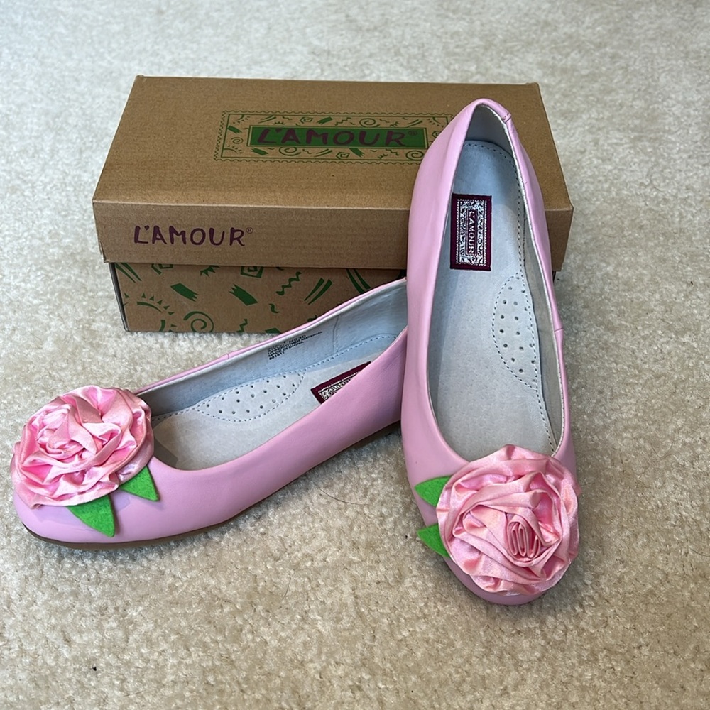 L’Amour Pink Rosette Flat dress shoes. Size 1. Never worn!